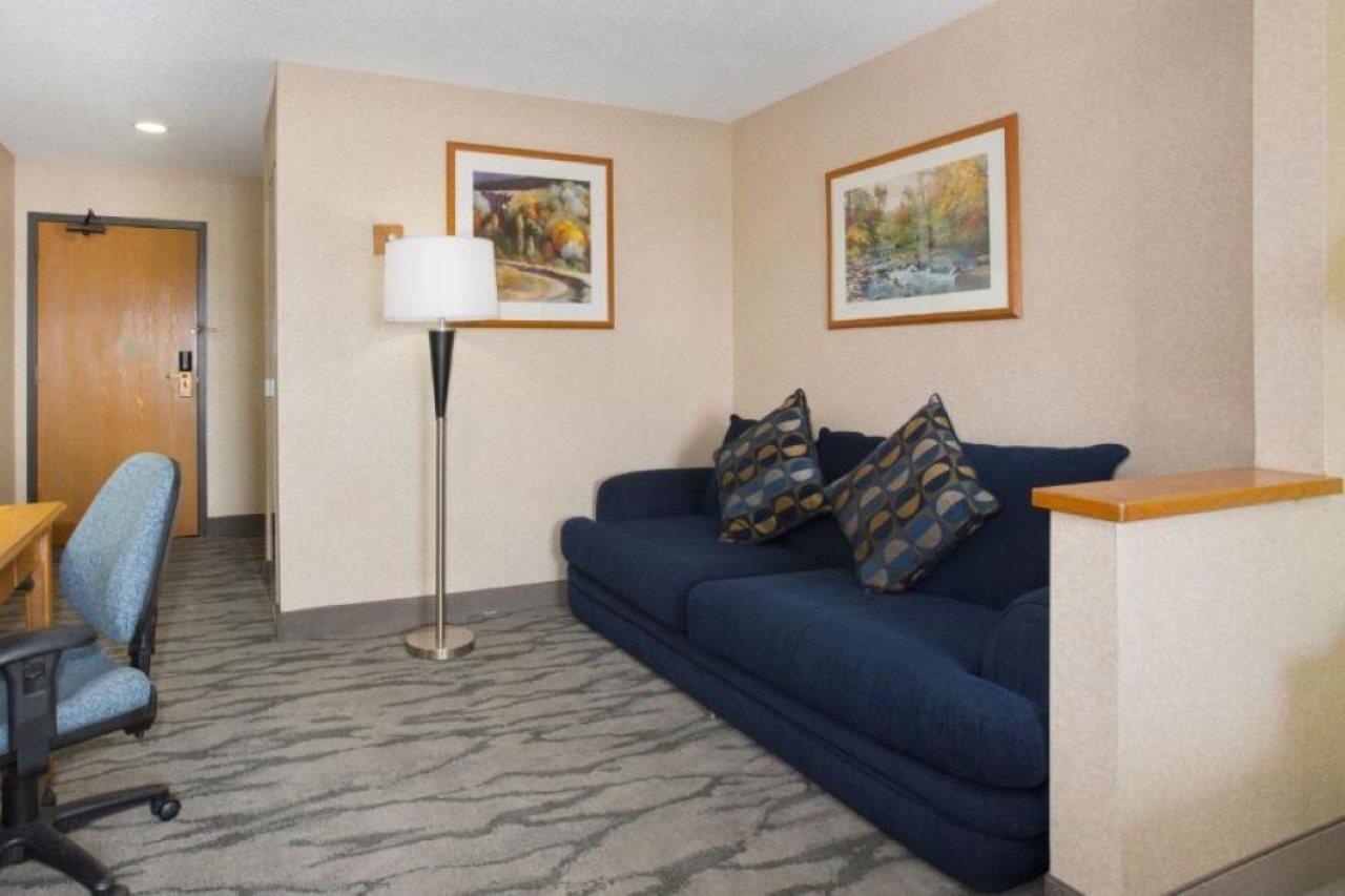 Baymont By Wyndham Thornton Hotel Exterior photo