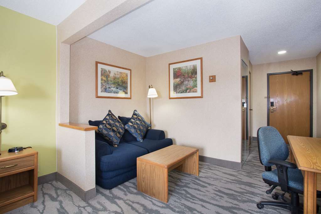 Baymont By Wyndham Thornton Hotel Room photo